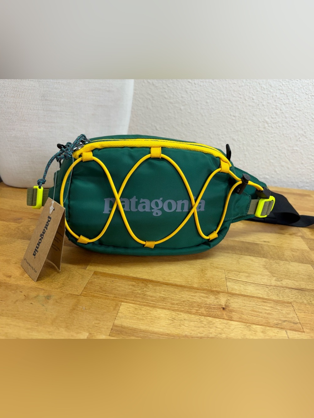 Patagonia LW Travel Mini Hip Pack 49446 Green Yellow NWT Waist Belt Bag - Picture 2 of 7